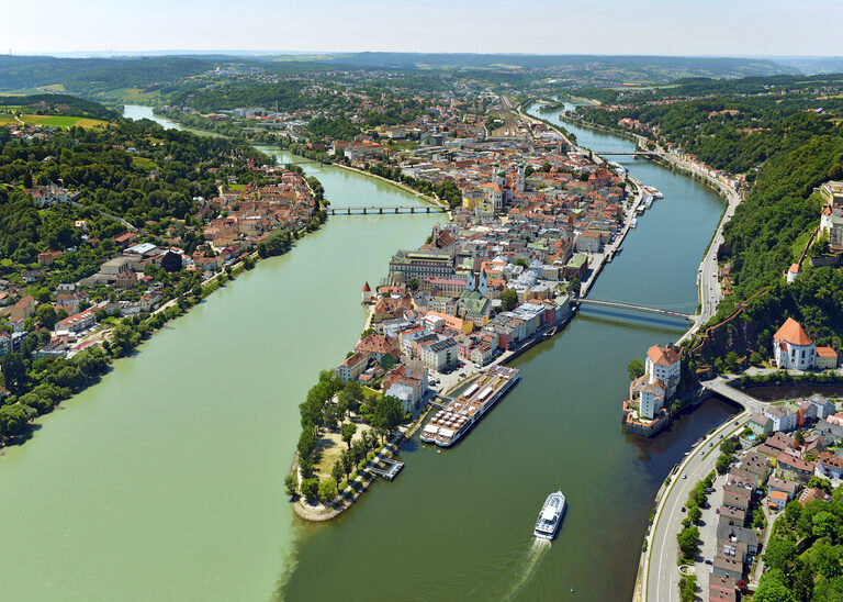 Luftaufnahme der Passauer Altstadt sowie der Ortspitze, wo Inn und Donau zusammenfliessen.