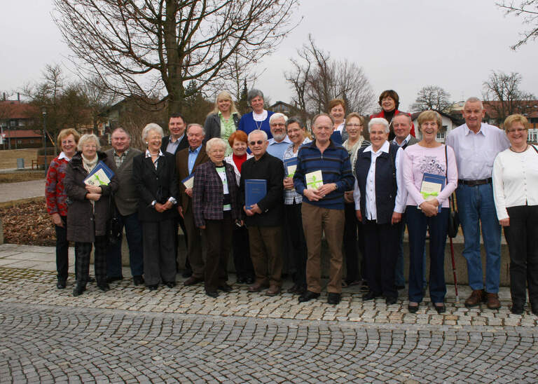 Ehrengäste des Hotel Quellenhof in Bad Birnbach posieren für ein Gruppenfoto.