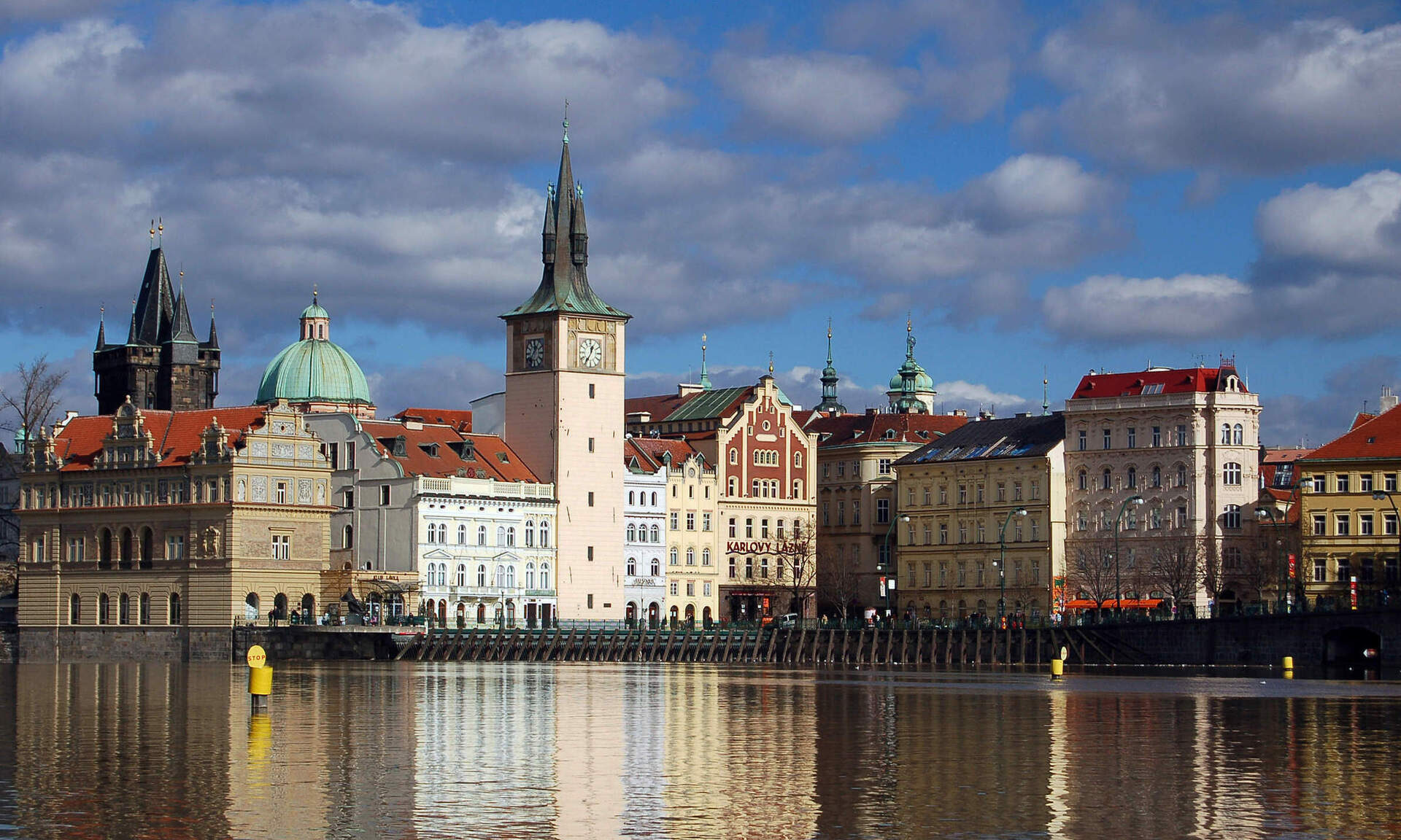 Die fließende Moldau in Prag mit Stadt im Hintegrund an einem schönen Tag