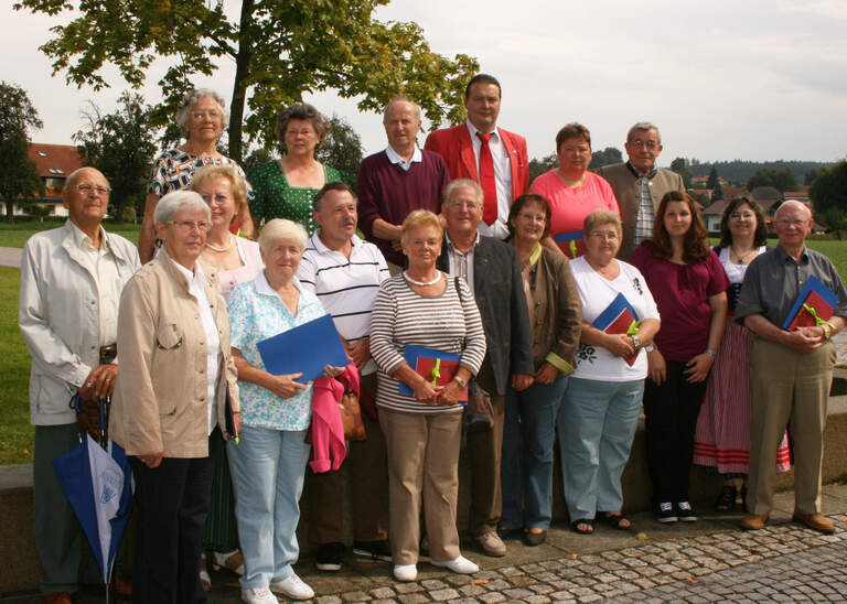 Mehrere Gäste posieren für ein Gruppenfoto - Gästeehrung im Hotel Quellenhof Bad Birnbach.