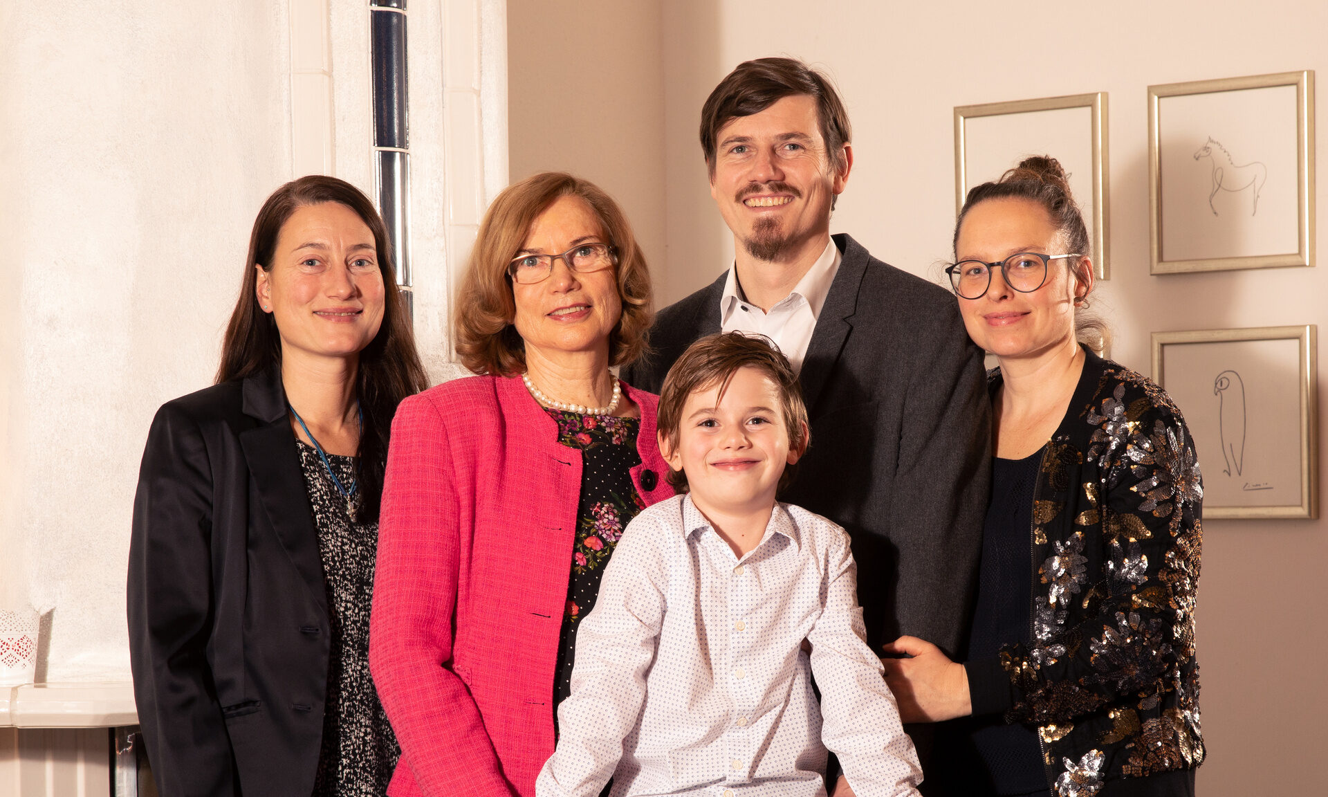 Familienfoto mit allen Mitgliedern der Gastgeber Familie im Hotel Quellenhof.