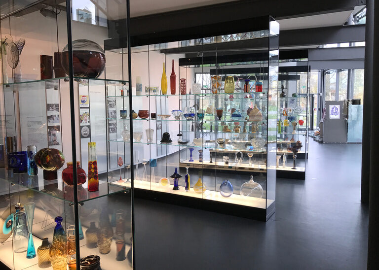 Mehrere Glasvitrinen mit Ausstellungsstücken im Glasmuseum Frauenau.