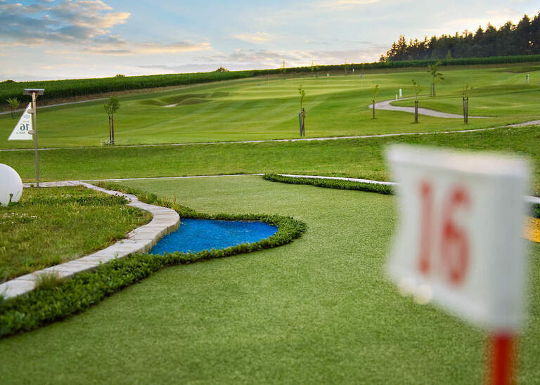 Mehrere Golfbahnen mit Flaggen und Hindernissen im Bella Vista Goflpark in Bad Birnbach.