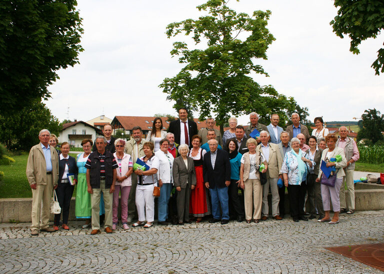 Gästeehrungs Gruppenbild im Frühling mit Stammgästen.