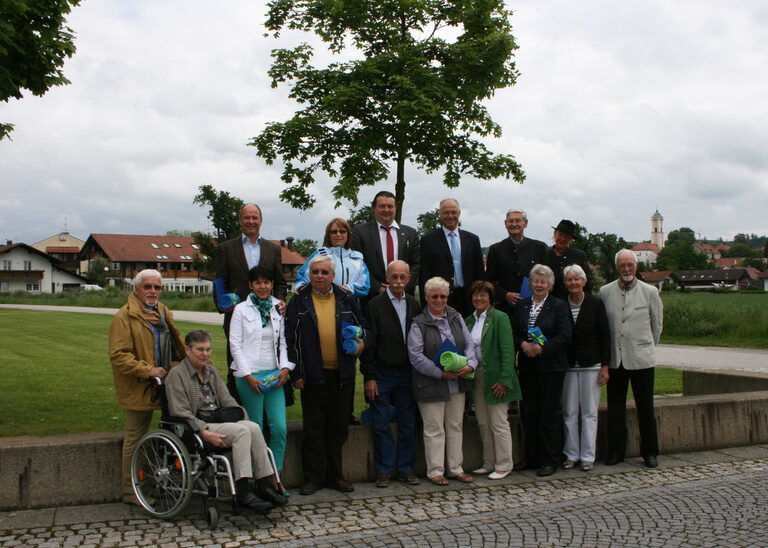 Gruppenbild Gästeehrung bei bewölkten Wetter unserer Stammgäste im Hotel Quellenhof.