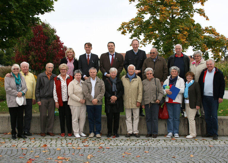 Gästeehrungs Gruppenfoto im Herbst vor einen Vogelbeerbaum.