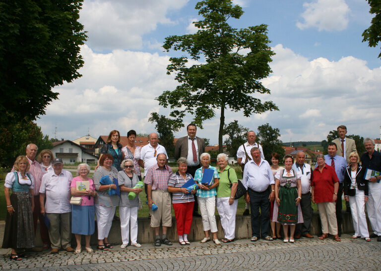 Eine Gruppe von Gästen des Hotels Quellenhof in Bad Birnbach steht für ein Foto zusammen.