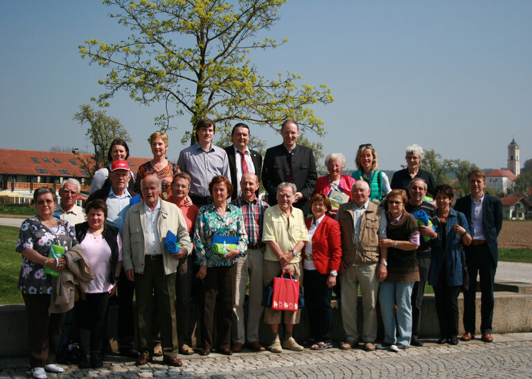 Gästeehrungs Gruppenfoto im Frühling mit Stammgästen.