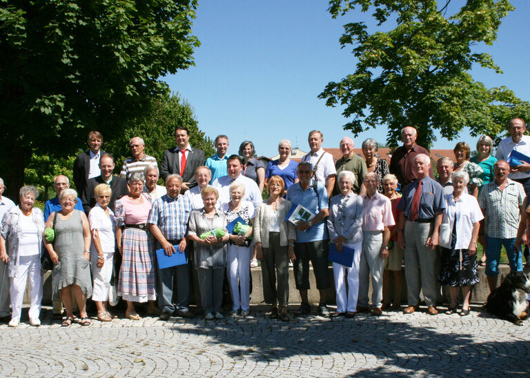 Gästeehrungs Gruppenfoto im Sommer bei strahlenden Sonnenschein.