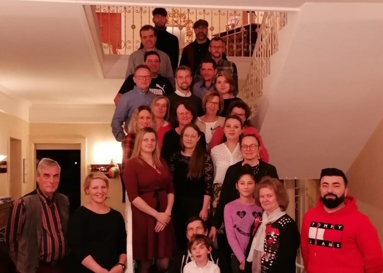 Team Foto der Mitarbeiter auf einer Treppe im Quellenhof Hotel in Bad Birnbach.