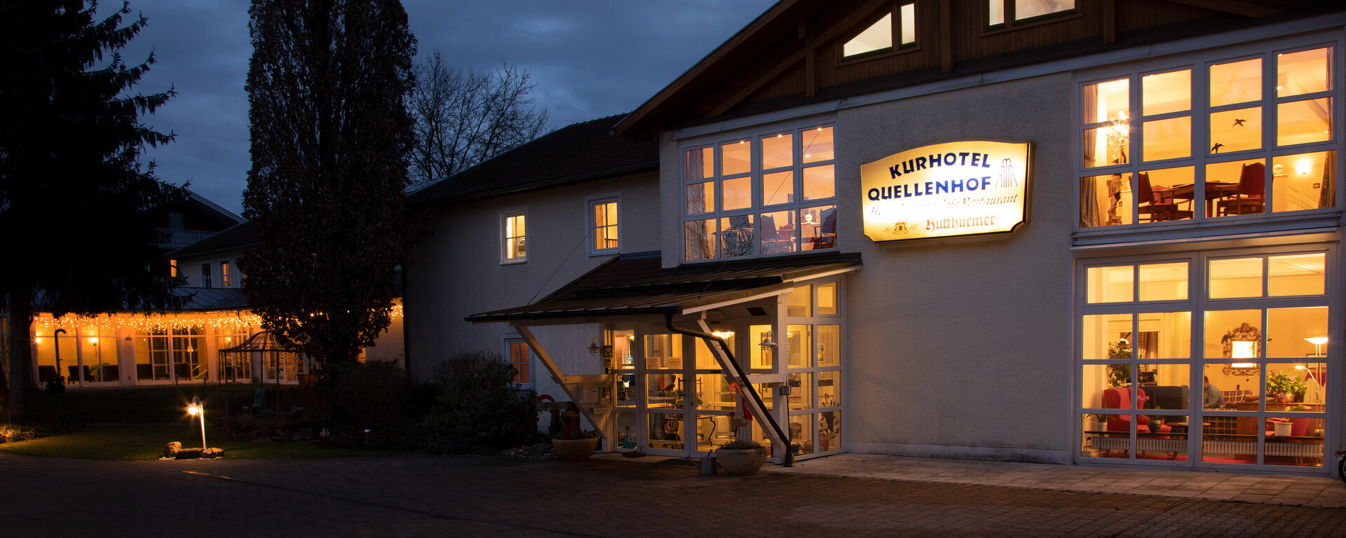 Außenansicht bei Nacht mit hell erleuchteten Fensterfronten des Hotels in Bad Birnbach.