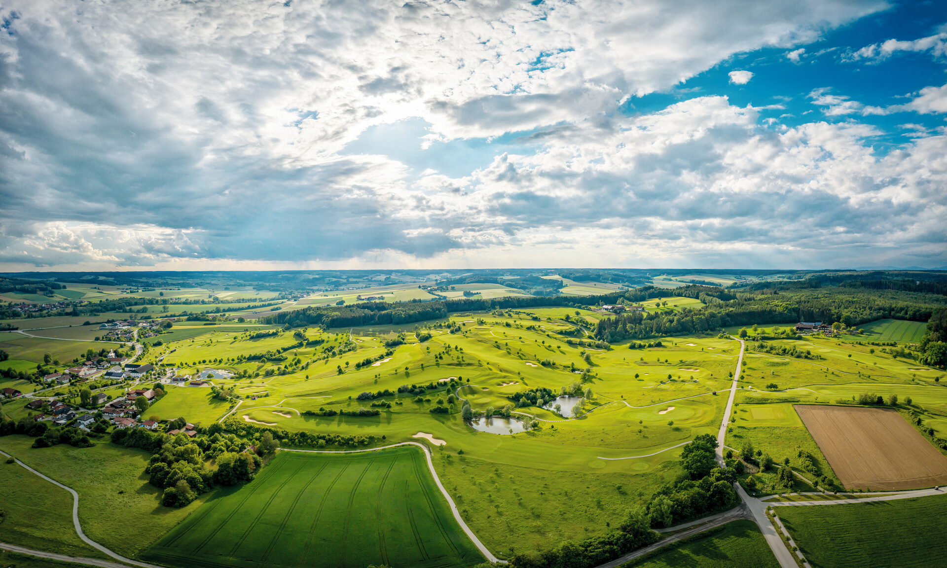 Weite Felder und ein blauer Himmel fangen die natürliche Schönheit der Umgebung von Bad Birnbach ein.