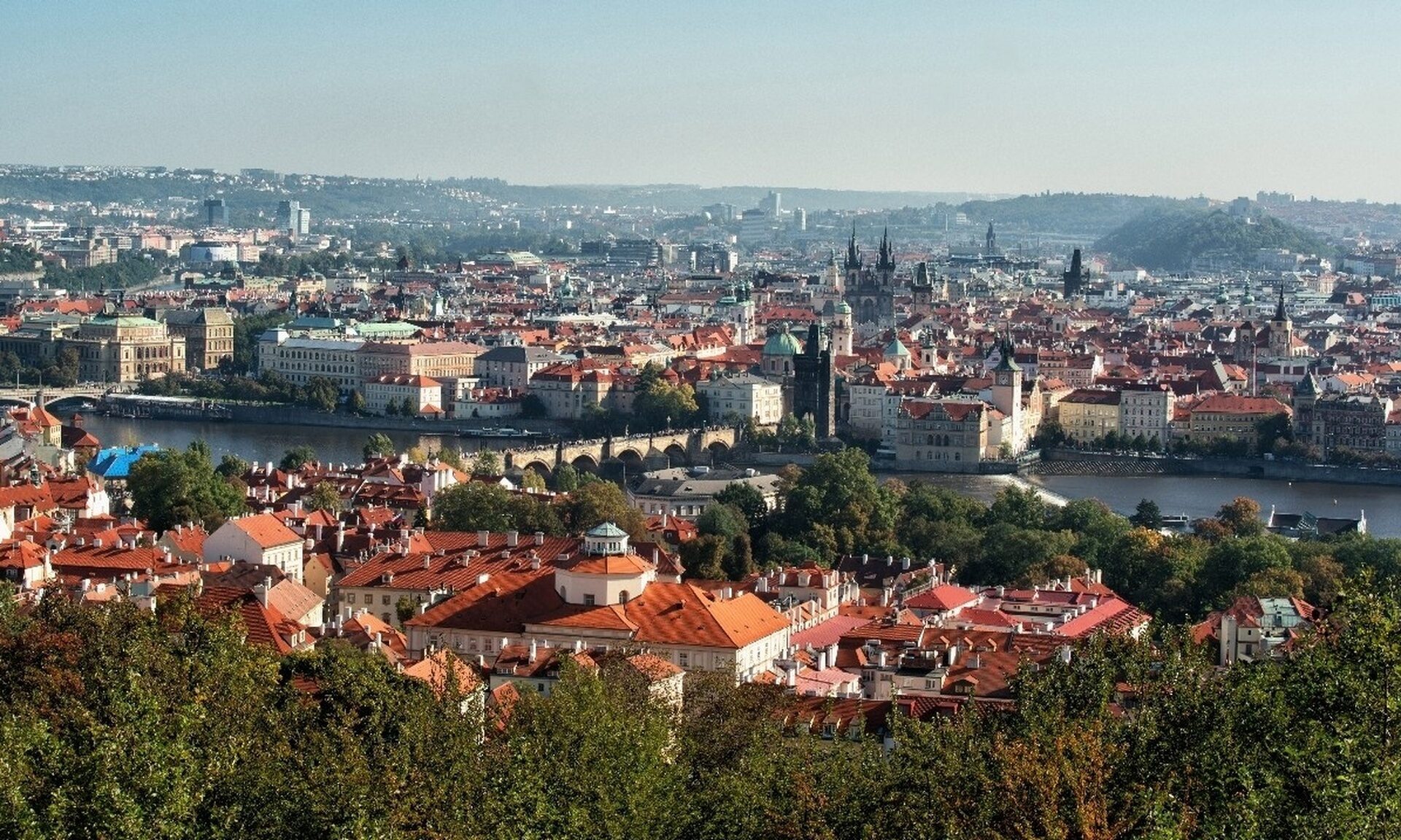 Eine Luftaufnahme der Altstadt von Prag an einem schönen Sommertag.