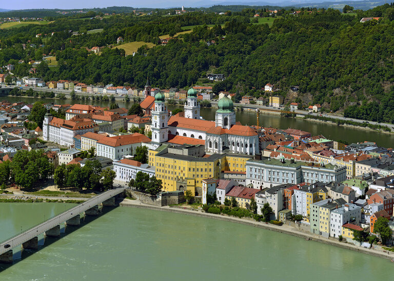 Luftaufnahme der Passauer Altstadt mit dem Fluss Inn im Vordergrund.