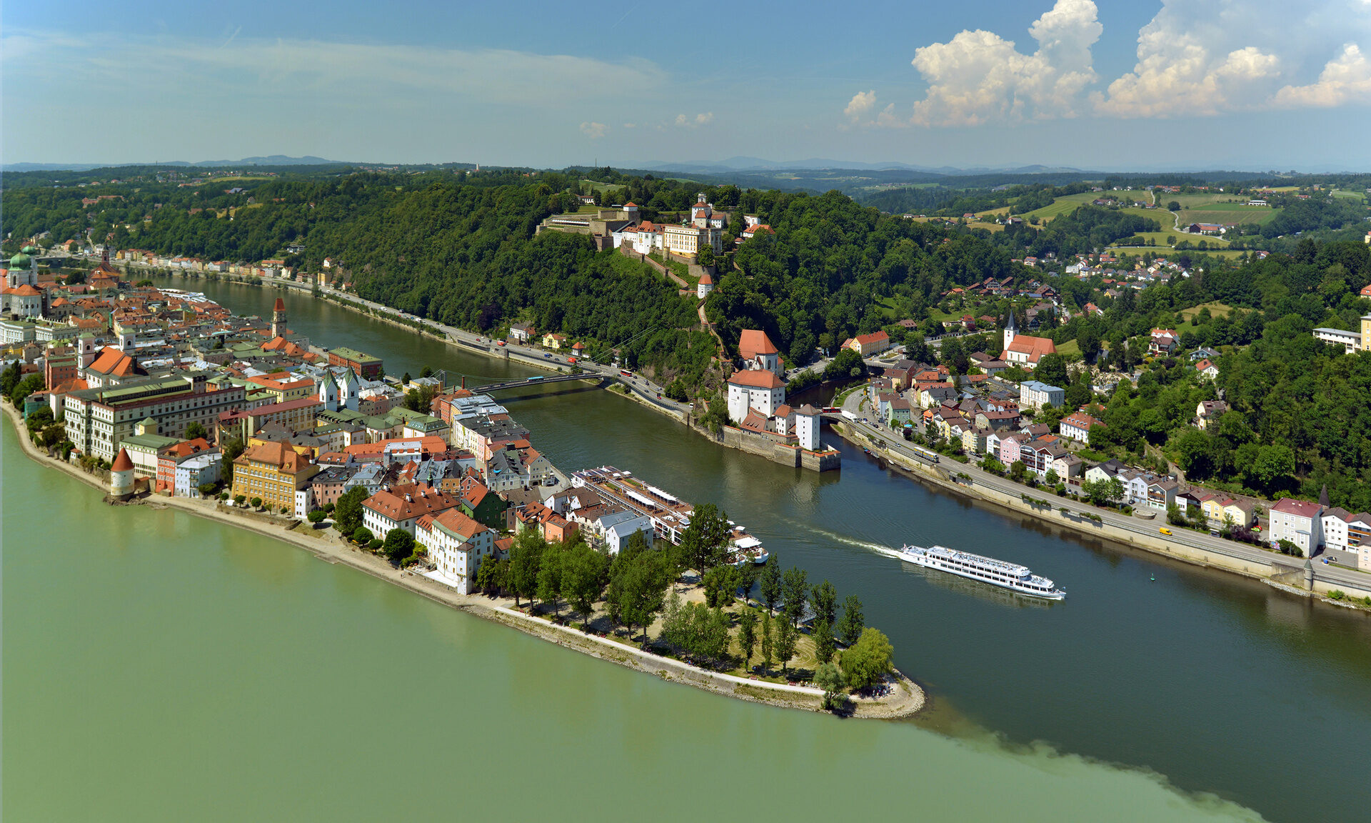 Luftaufnahme der Passauer Ortspitze mit Zusammenfluss des Inns und der Donau.