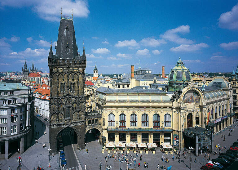 Die imposante Oper der Prager Altstadt an einem schönen Tag mit weitem blick über die Stadt.