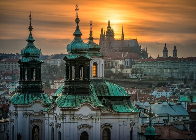 Die Prager Altstadt zieht sich bis zum Horizont bei einer abenddämmerlichen Stimmung