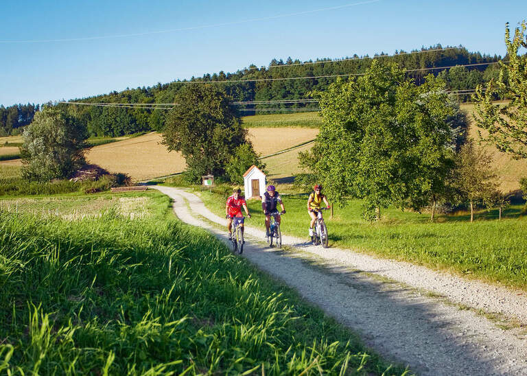 Radfahrergruppe genießt eine Tour durch die sonnige Natur des Rottals bei Bad Birnbach