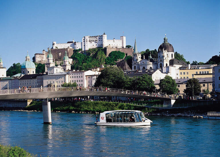 Die Salzach mit Altstadt von Salzburg im Hintergrund.