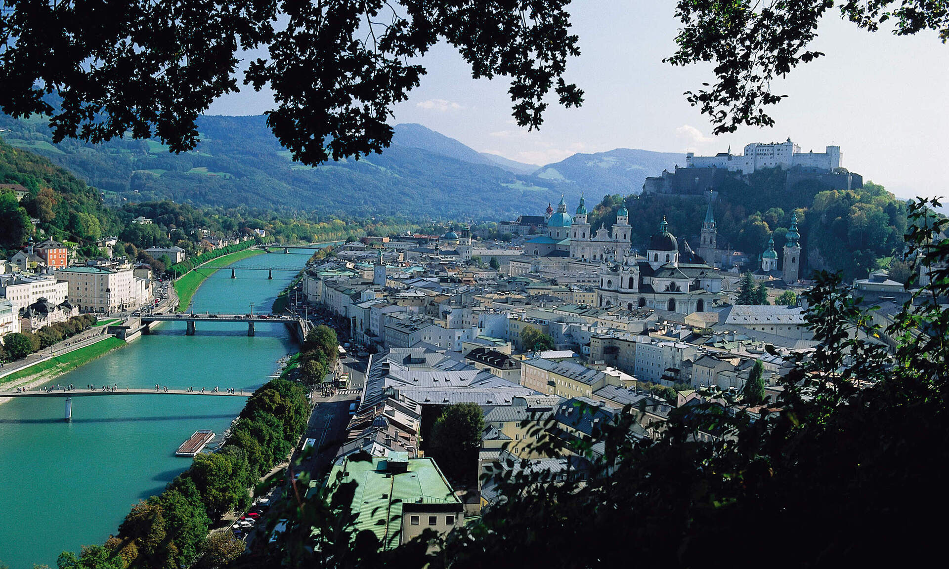 Die Stadt Salzburg gesehen von einem Berg aus mit dem Fluss Salzach.