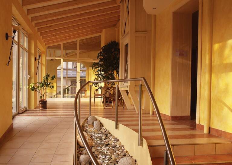 Ein ruhe ausstrahlender Gang mit Treppe im Wellnessbereich des Hotels Quellenhof in Bad Birnbach.